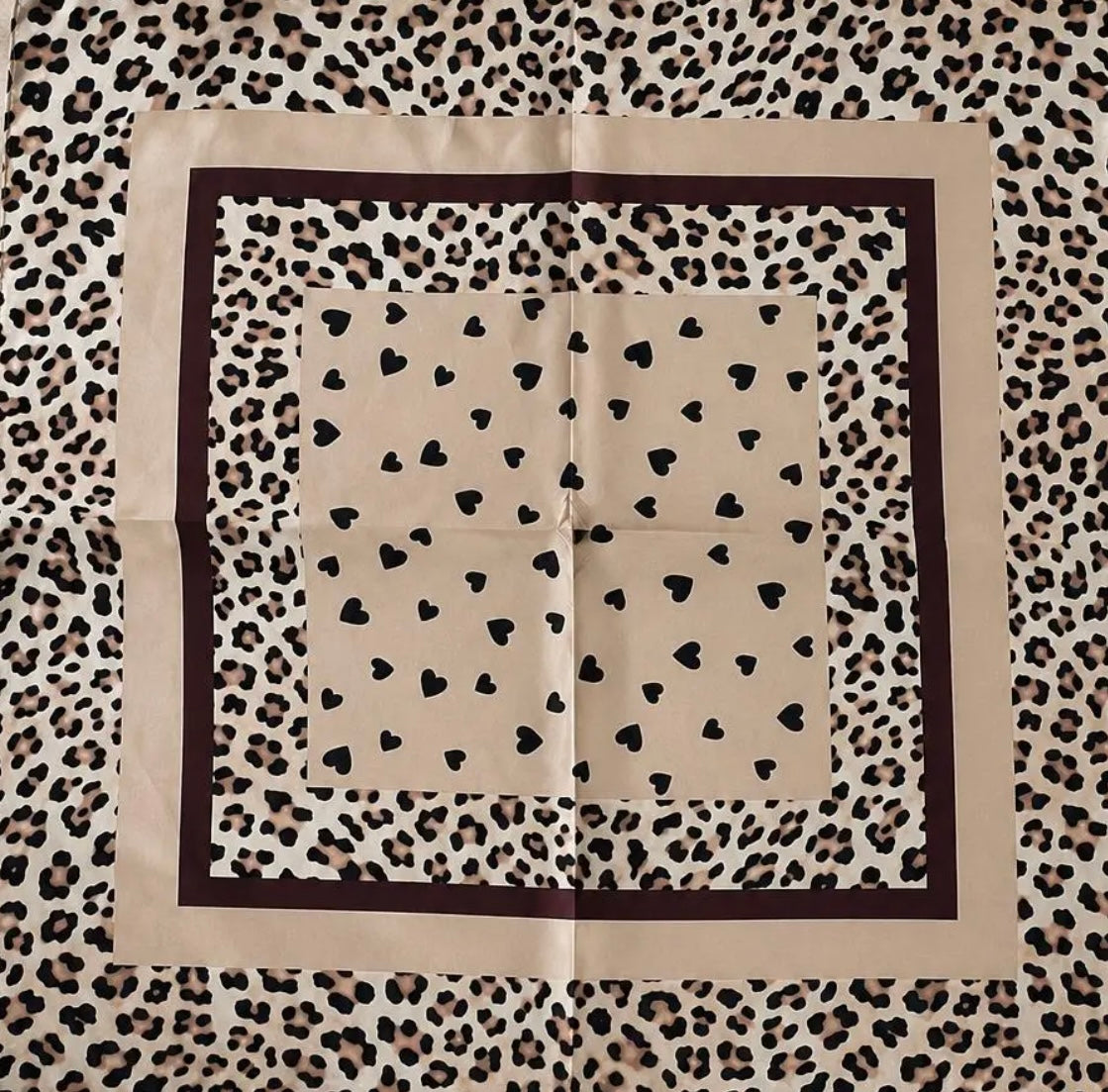Foulard Léonie – Léopard & Cœurs