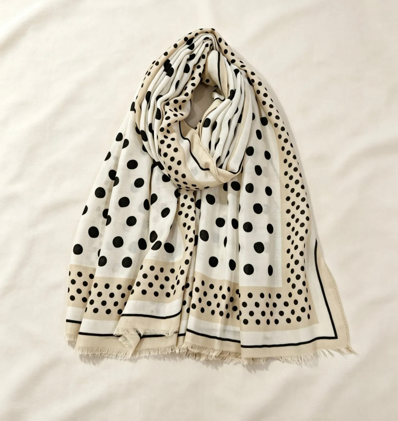 Foulard Colette – Écru & noir à pois