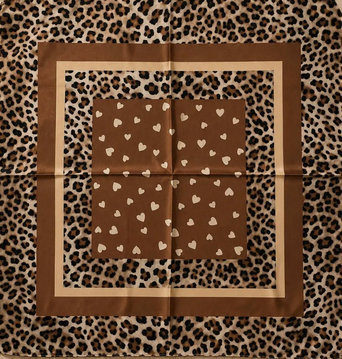 Foulard Naya – Léopard & Cœurs