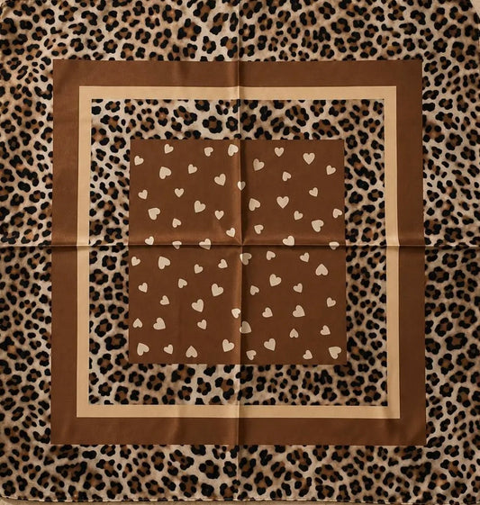 Foulard Naya – Léopard & Cœurs