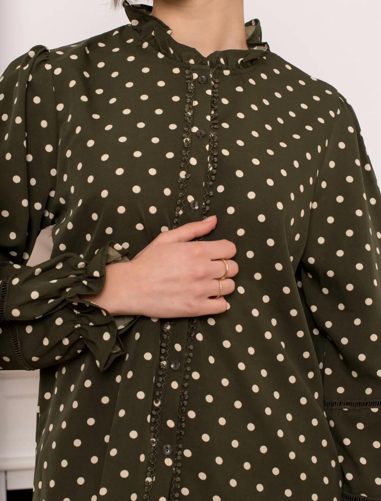 Blouse Juliette – Pois & détails volantés kaki
