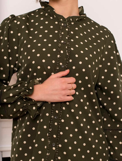 Blouse Juliette – Pois & détails volantés kaki