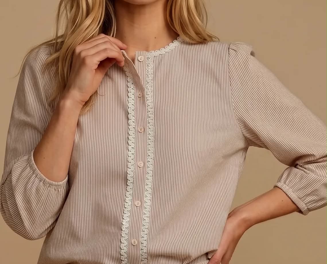 Blouse Élise – Rayures beige & galon festonné