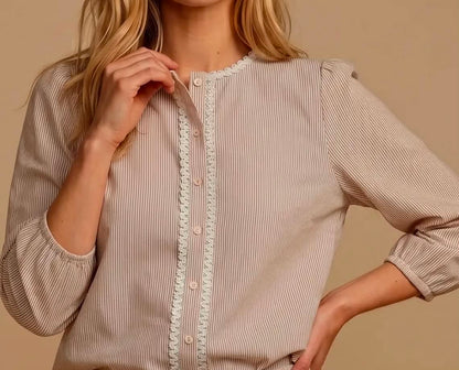 Blouse Élise – Rayures beige & galon festonné