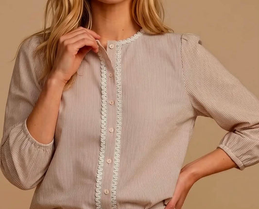 Blouse Élise – Rayures beige & galon festonné