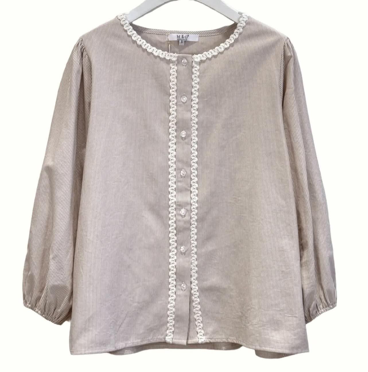 Blouse Élise – Rayures beige & galon festonné