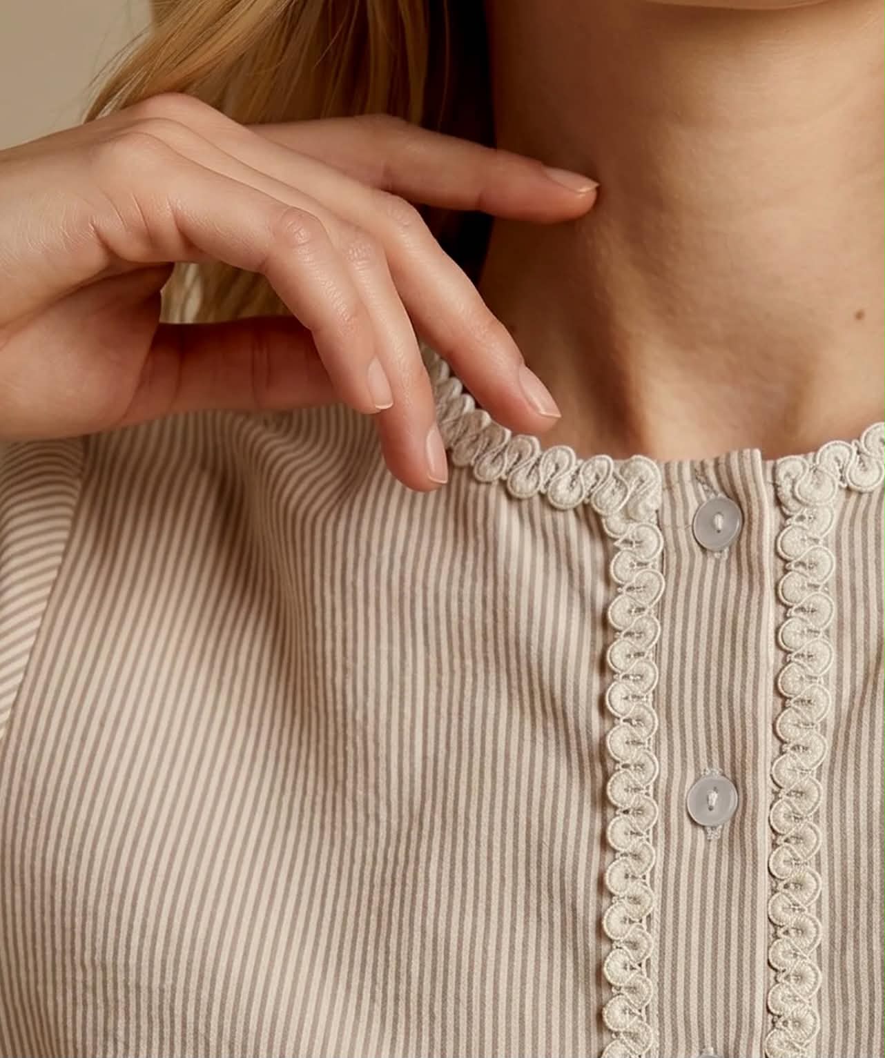Blouse Élise – Rayures beige & galon festonné