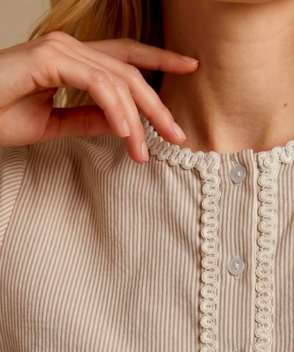 Blouse Élise – Rayures beige & galon festonné