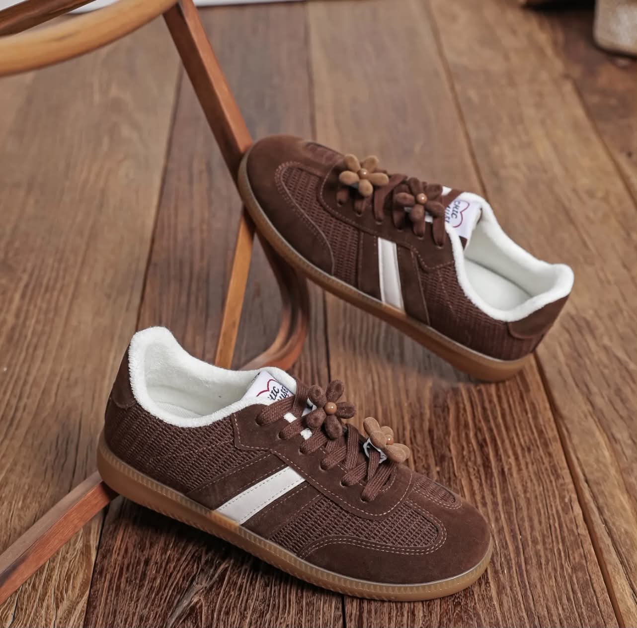 NOÉMIE – Baskets rétro chocolat fleuries